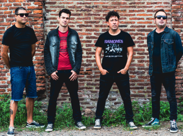 Dakttaris - banda de punk rock argentino posando frente a una pared de ladrillos, presentando su EP 'Funciones Privadas